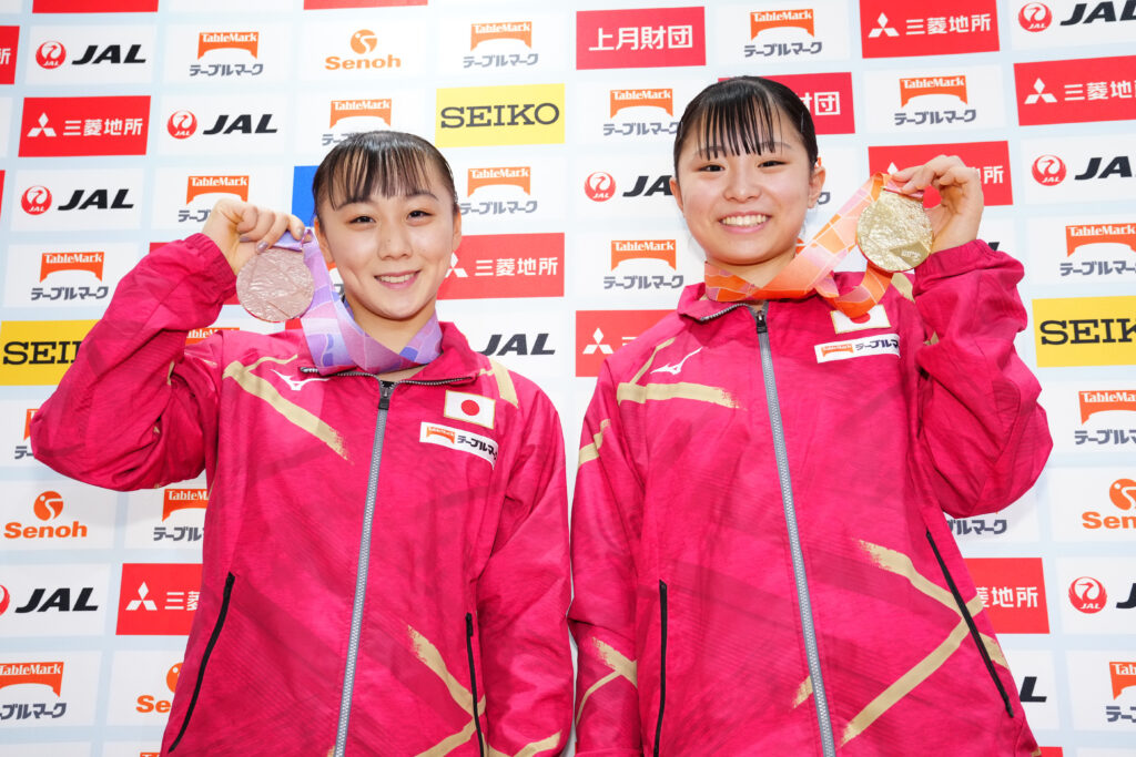メダルを手に笑顔で取材を受ける渡部さん（右）と宮田さん(左)。写真：スポニチ\アフロ